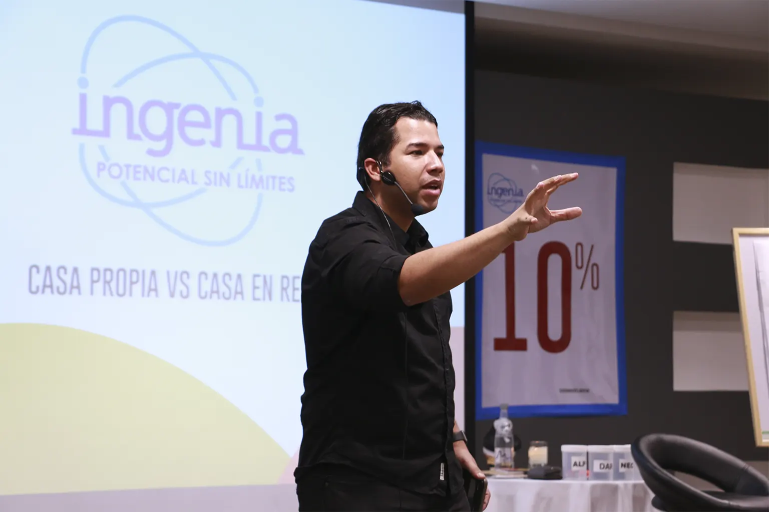 JManta en tarima explicando números