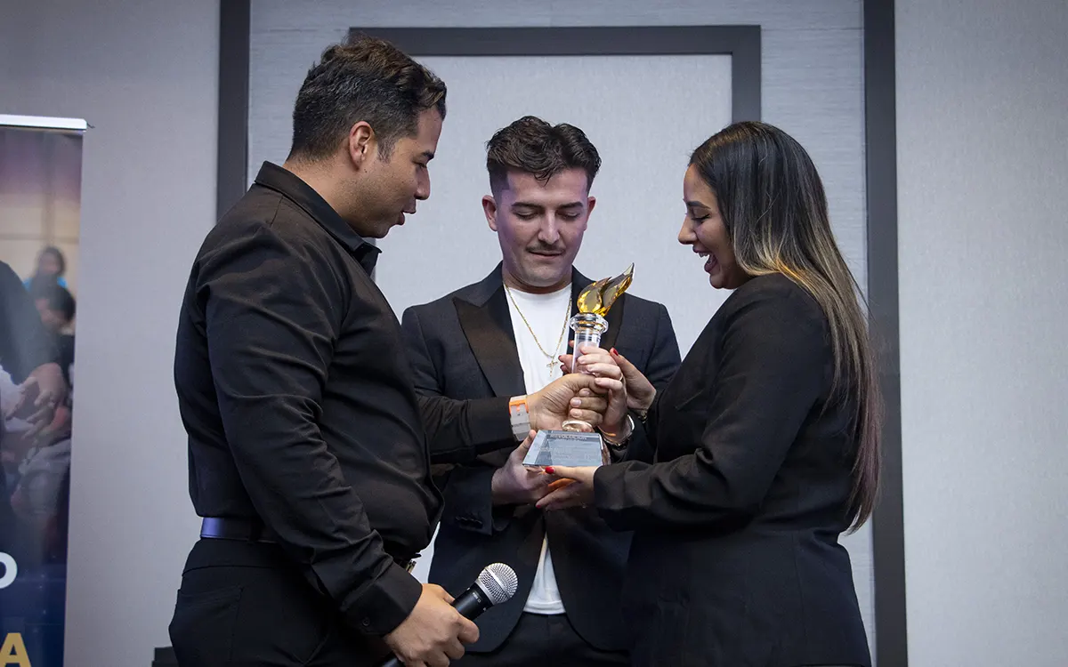 Entrega de la antorcha de cristal a una alumna