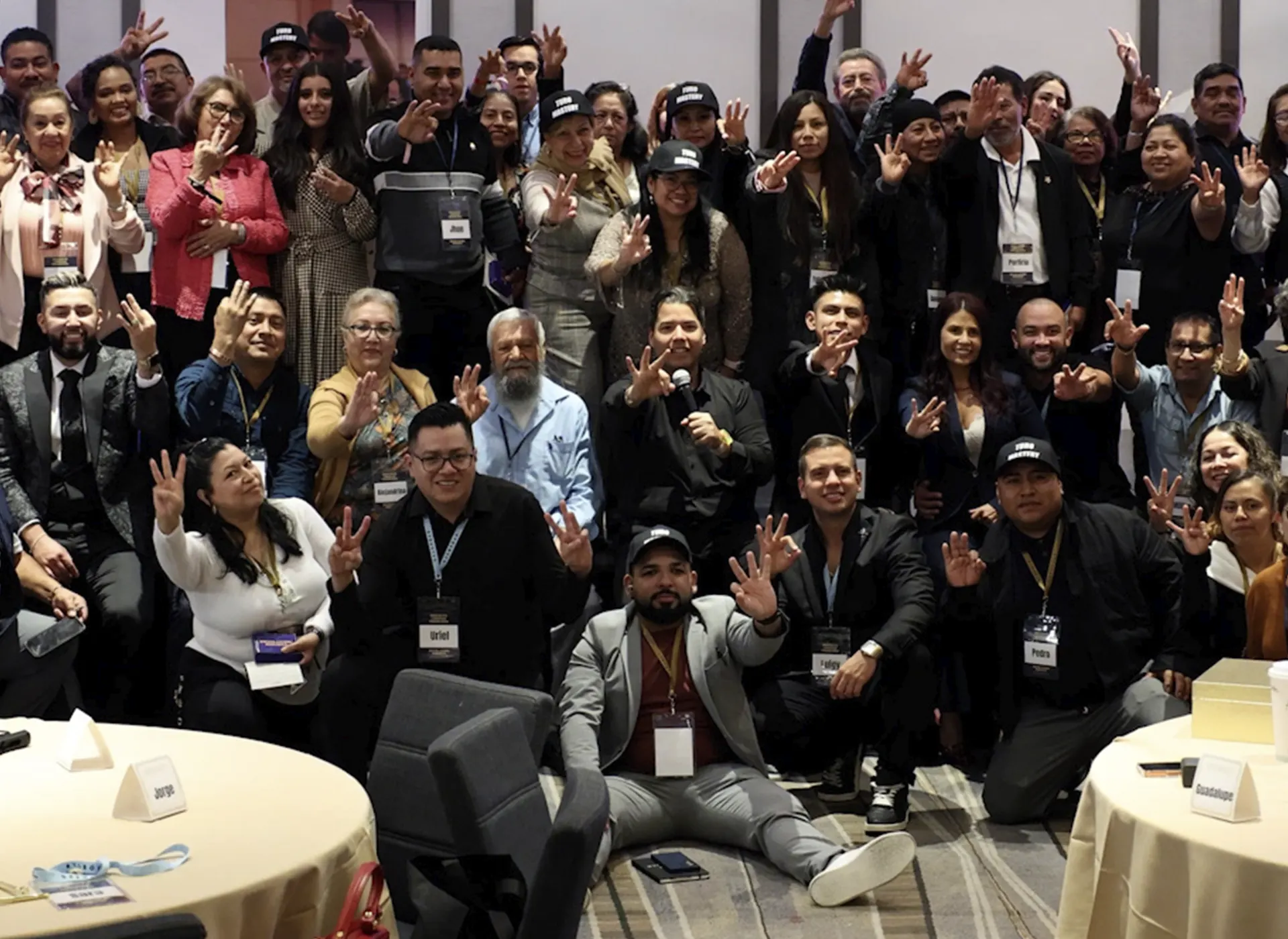 Comunidad reunida en un evento presencial de Revolución Riqueza